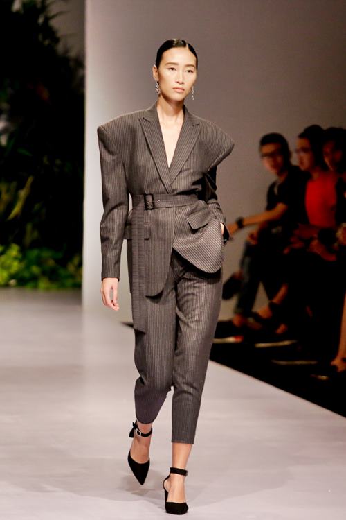 Lan Khuê, Trang Khiếu, Nam Em “thổi tung” sàn catwalk - 5