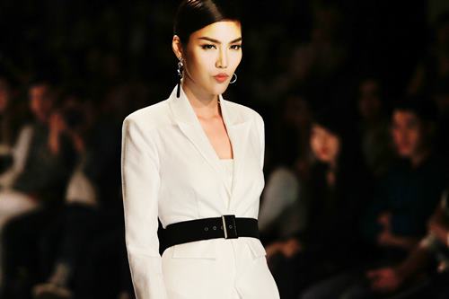 Lan Khuê, Trang Khiếu, Nam Em “thổi tung” sàn catwalk - 4