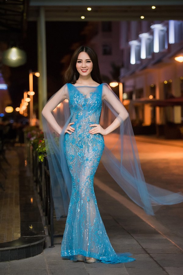 Hoa - á hậu ngày càng mặc táo bạo khi "lấn sân" làm MC - 2