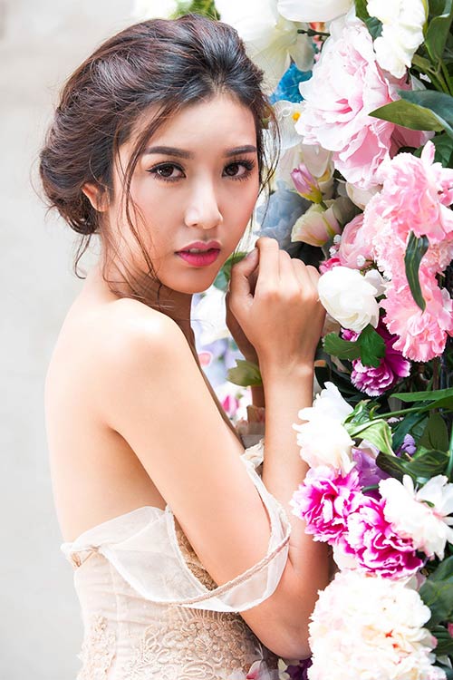 Hoa - á hậu ngày càng mặc táo bạo khi "lấn sân" làm MC - 9