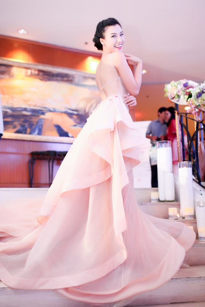 Hoa - á hậu ngày càng mặc táo bạo khi "lấn sân" làm MC - 7