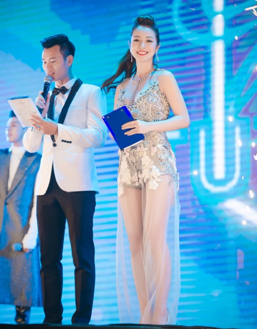 Hoa - á hậu ngày càng mặc táo bạo khi "lấn sân" làm MC - 4