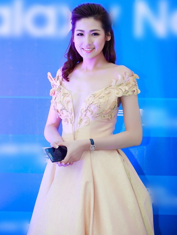 Hoa - á hậu ngày càng mặc táo bạo khi "lấn sân" làm MC - 6