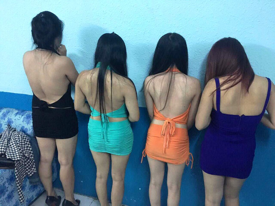 Đột kích nhà hàng "không khói", tiếp viên tháo chạy - 2