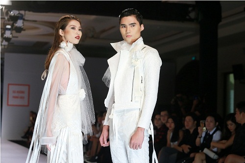 Thanh Hằng diện áo với slogan gây sốc trên sàn diễn - 4