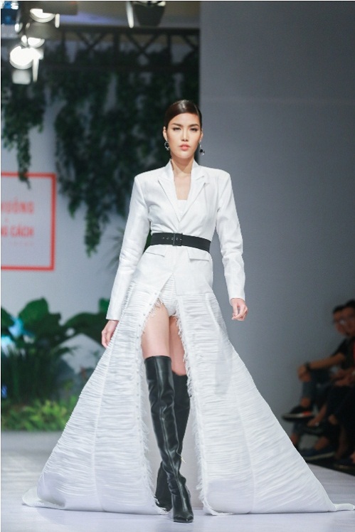 Thanh Hằng diện áo với slogan gây sốc trên sàn diễn - 5