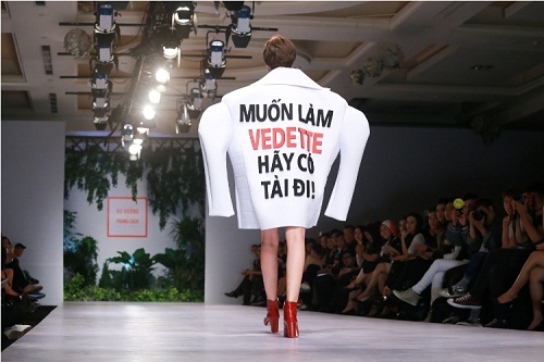 Thanh Hằng diện áo với slogan gây sốc trên sàn diễn - 7