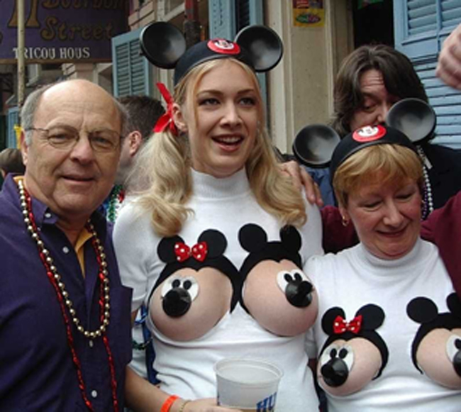 Gia đình "chuột Mickey" đi dạo phố.