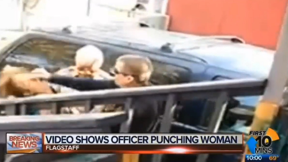 Video: Cảnh sát Mỹ gây sốc vì đấm thẳng vào mặt cô gái - 1