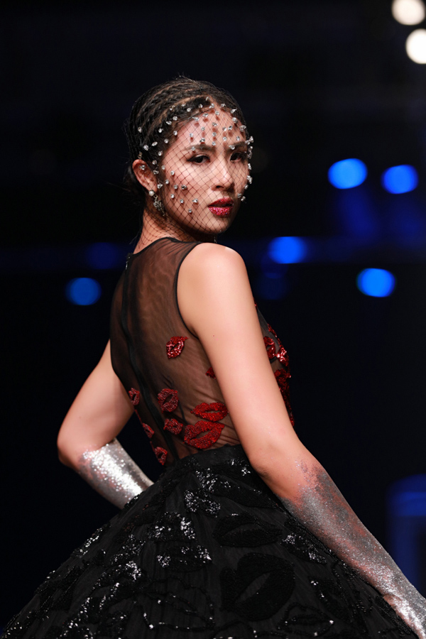 Những lần mặc sexy, cá tính hiếm hoi của HH Ngọc Hân - 4