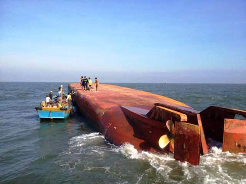 Thợ lặn tìm thấy nữ thuyền trưởng sà lan gặp nạn ở độ sâu 10m - 1