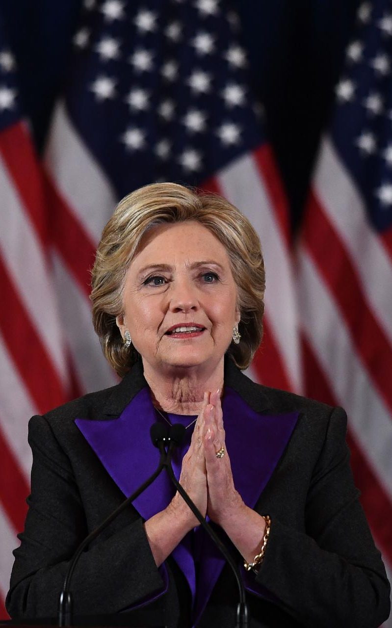 Khuôn mặt không son phấn của bà Clinton nói lên điều gì? - 1