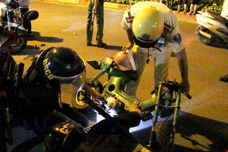 Truy quét “quái xế” trong đêm trước thềm AFF Cup - 6