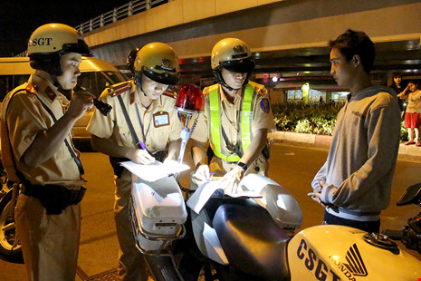 Truy quét “quái xế” trong đêm trước thềm AFF Cup - 3