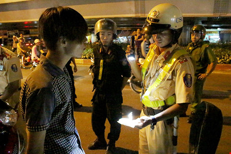 Truy quét “quái xế” trong đêm trước thềm AFF Cup - 5