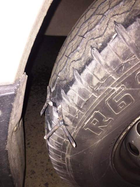 Tài xế ô tô bức xúc vì dính “bẫy đinh” trên quốc lộ 1 - 2