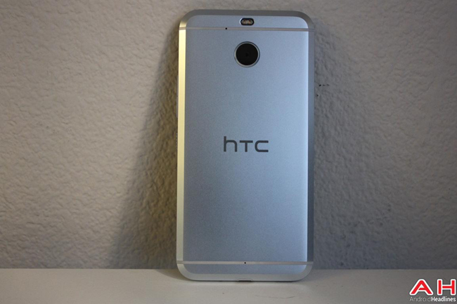 Mặt lưng của HTC Bolt tích hợp cảm biến dấu vân tay cho phép nhận diện chỉ trong 0,2 giây, camera chính sử dụng công nghệ lấy nét theo phase, cho khả năng lấy nét trong 0,3 giây.