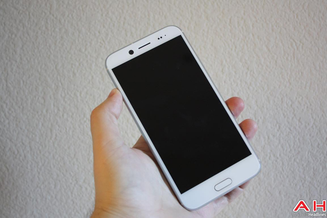 HTC cũng chạy theo trào lưu smartphone hiện nay khi loại bỏ giắc cắm tai nghe 3.5mm trên chiếc HTC Bolt này.