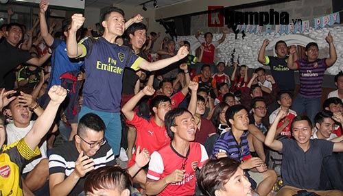 "Xé nát" lưới MU cuối trận, fan Arsenal bật khóc nức nở - 1