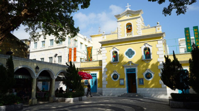 Nhà thờ St. Francis Xavier nằm giữa không gian yên tĩnh và vắng vẻ tại trung tâm ngôi làng Coloane trên hòn đảo cùng tên ở Ma Cao.