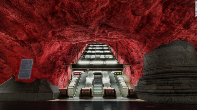 Ga tàu điện ngầm Radhuset tại thành phố Stockholm, Thụy Điển, khiến hành khách có cảm giác như đi xuống địa ngục. Đây là một trong 90 nhà ga tàu điện ngầm tại thành phố được 150 nghệ sĩ trang trí theo những phong cách nghệ thuật ấn tượng khác nhau.