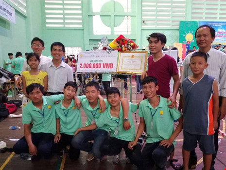 Thầy vật lý 'nhà người ta' kiêm DJ chỉnh nhạc - 4