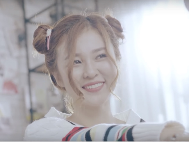 Một cô gái xinh đẹp và đáng yêu xuất hiện trong MV này cùng Chi Dân đã khiến cư dân mạng vô cùng tò mò.