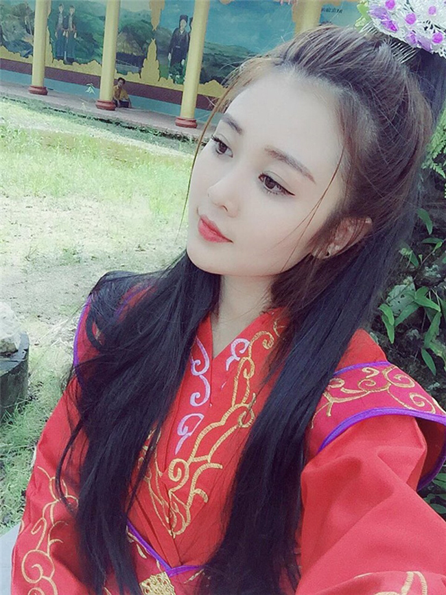 Cô có lối diễn xuất tự nhiện, dí dỏm và hài hước nên rất được lòng những khán giả trẻ.