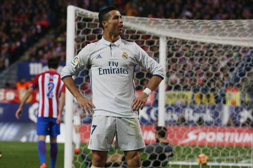 Ronaldo hat-trick: Đập tan đố kị, nắm chắc Bóng vàng - 2