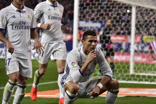 Ronaldo hat-trick: Đập tan đố kị, nắm chắc Bóng vàng - 1