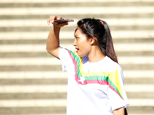 Fan nữ Việt Nam & Myanmar "đọ sắc" ở đại chiến AFF Cup - 1