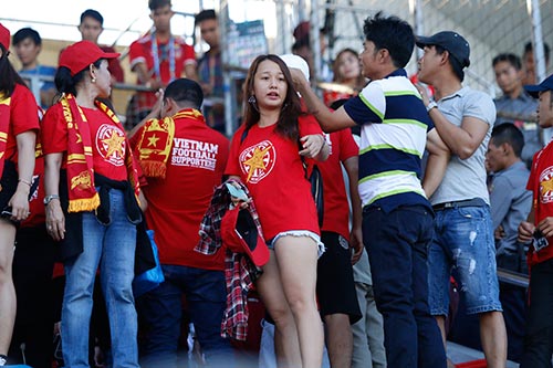 Fan nữ Việt Nam & Myanmar "đọ sắc" ở đại chiến AFF Cup - 3