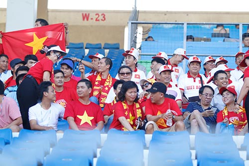 Fan nữ Việt Nam & Myanmar "đọ sắc" ở đại chiến AFF Cup - 5