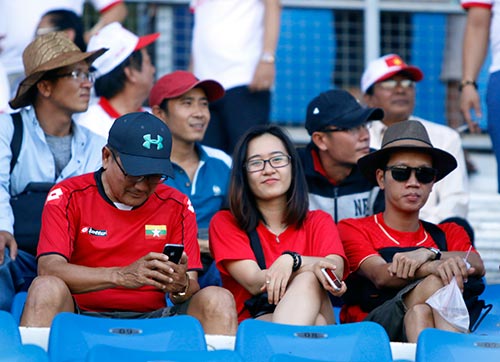 Fan nữ Việt Nam & Myanmar "đọ sắc" ở đại chiến AFF Cup - 6