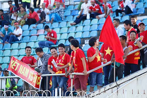 Fan nữ Việt Nam & Myanmar "đọ sắc" ở đại chiến AFF Cup - 8