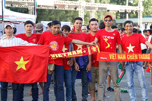 Fan nữ Việt Nam & Myanmar "đọ sắc" ở đại chiến AFF Cup - 9