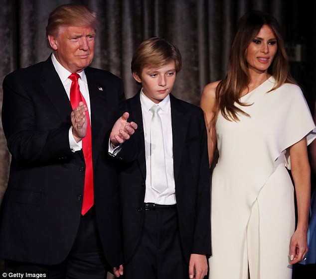 Vợ và con trai Trump sẽ không chuyển tới Nhà Trắng - 1