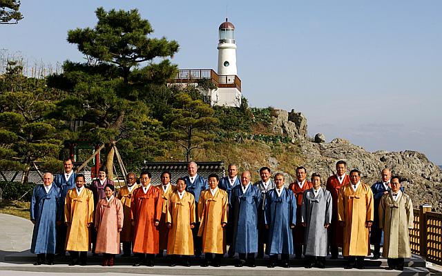 APEC 2016: Nguyên thủ mặc áo len cực hiếm trên thế giới - 6