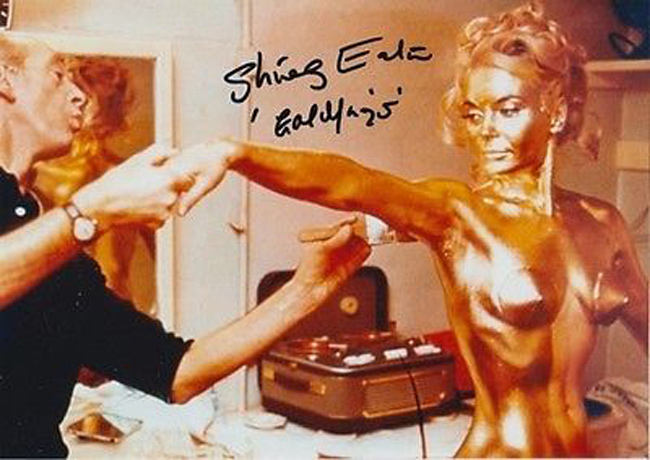 Shirley Eaton trong phim Goldfinger (1964) hóa trang thành một cô gái người phủ một lớp vàng bóng. Trên phim trường, người hóa trang đã phải làm việc vất vả để quét lên lớp sơn cho nữ diễn viên.