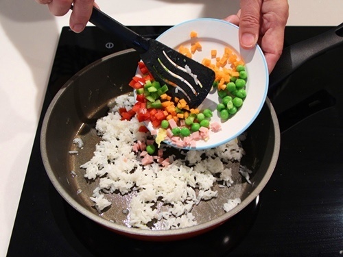 Cơm chiên bọc trứng hình gà con cực đáng yêu cho bé - 4