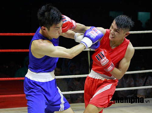 Người đẹp đội mưa xem so tài boxing Việt - Nhật - 1