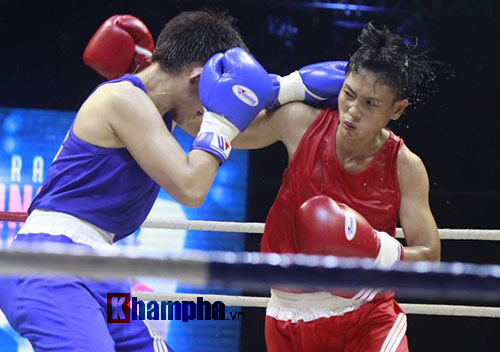 Người đẹp đội mưa xem so tài boxing Việt - Nhật - 2