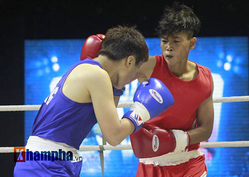 Người đẹp đội mưa xem so tài boxing Việt - Nhật - 3