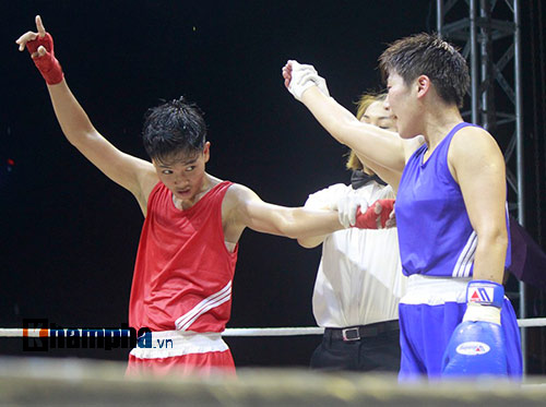 Người đẹp đội mưa xem so tài boxing Việt - Nhật - 4