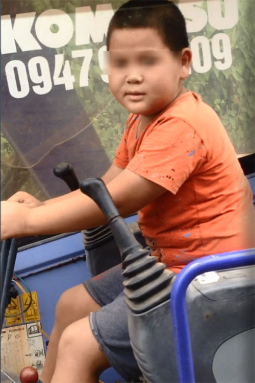 Phát hoảng bé trai lái máy xúc trên đường Hưng Yên - 1