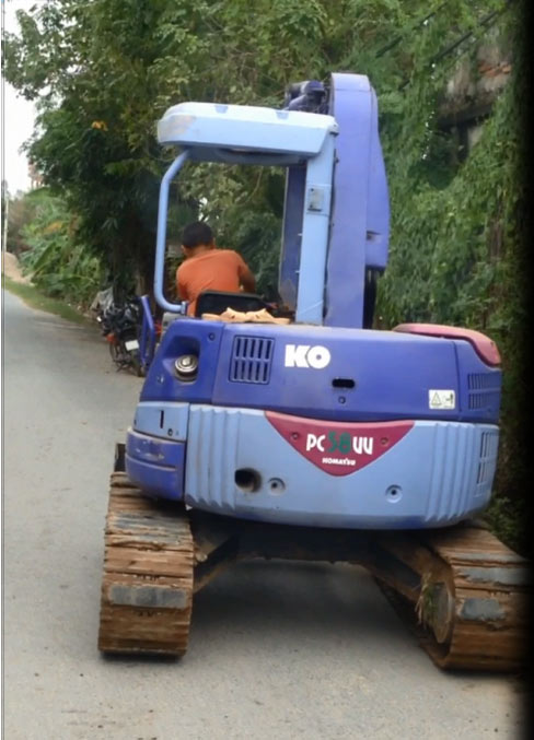 Phát hoảng bé trai lái máy xúc trên đường Hưng Yên - 3