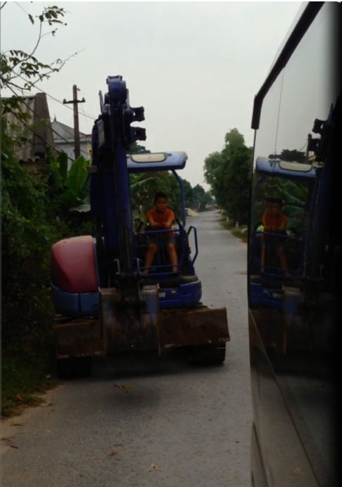 Phát hoảng bé trai lái máy xúc trên đường Hưng Yên - 2