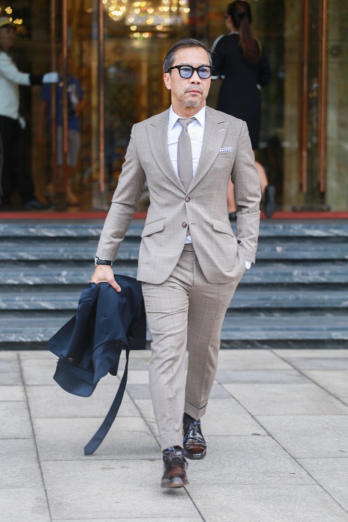 Mặc nắng gắt, mẫu Việt vẫn khoác áo len ngột ngạt - 5