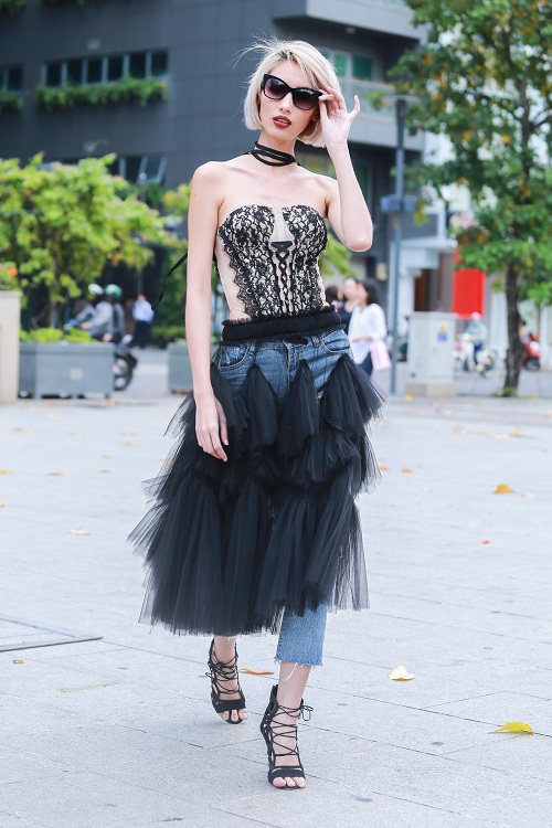 Mặc nắng gắt, mẫu Việt vẫn khoác áo len ngột ngạt - 9