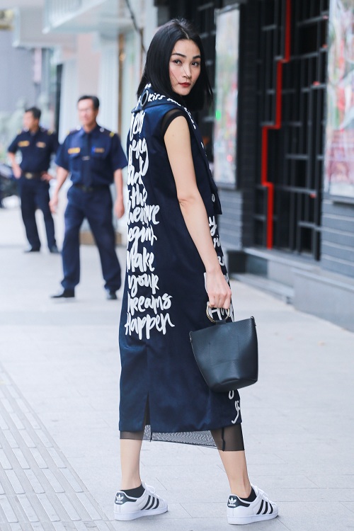 Mặc nắng gắt, mẫu Việt vẫn khoác áo len ngột ngạt - 11